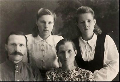 Послевоенная семейная фотография