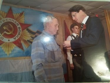 Вручение главой Белогорского района Инюточкиным Д.В юбилейной медали