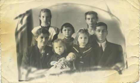 Ф. Г. Дядькова с супругом Селивановым Н.Н. с детьми и двумя воспитанницами, жившими в их семье.