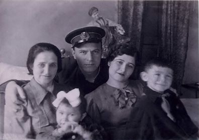 Хрусталев Н.Т. с женой Клавдией Михайловной, с детьми Владимиром и Людмилой,