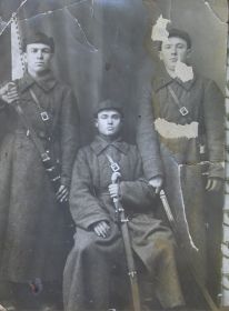Чегуров Фёдор Борисович (справа) с боевыми товарищами