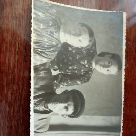 С женой (моей прабабушкой) и дочкой (моей бабушкой), уже после войны