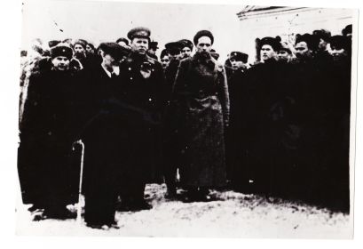 М.И.Калинин в гостях у казаков 2-го кавкорпуса апрель 1942. Первый слева - направо Туликов Ф.Ф.