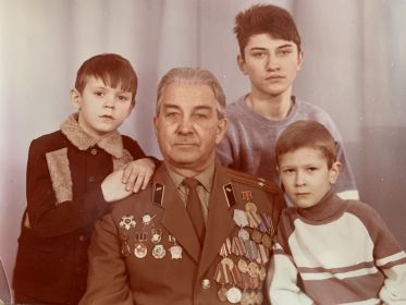 Дед с внуками
