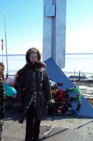 Дочь у памятника войнам Усть-Енисейцам