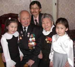 с женой Октябриной, сыном Мишей и внучками Эрженой и Раджаной.