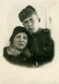 1944 г Приемышев В.И. с мамой Приемышевой С.С., пережившую всю блокаду Ленинграда на В.О. 2-я линия дом. 1.