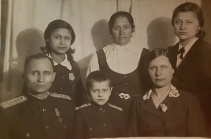 Кима Семеновна(вверху слева) с семьей, медаль за Оборону Ленинграда