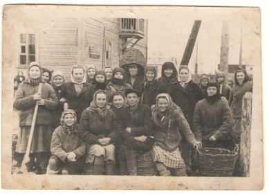 Фото в послевоенные годы на торфозаготовке в Ленинградской обл. (Елизавета Ивановна в первом ряду в клетчатом платье)