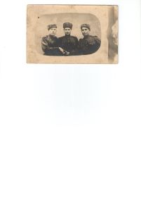 Фото под городом Кенигсберг, апрель 1945г. Слева - Воеводов Федор, по центру - дедушка Матвей, справа - Зарипов Салих.