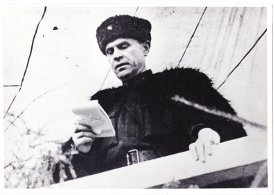 Генерал Доватор предоставляет слово всесоюзному старосте М.И. Калинину. Апрель 1942 год