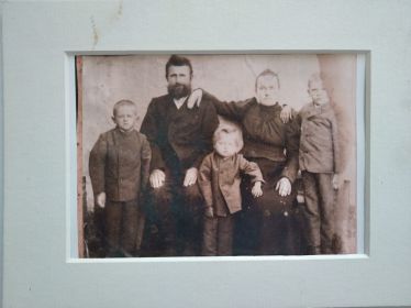 Семейное фото слева направо (дети:Август, Альфред, Оскар). Родители Петр и Юлия Семейное фото слева направо (дети:Август, Альфред, Оскар). Родители Петр и Юлия