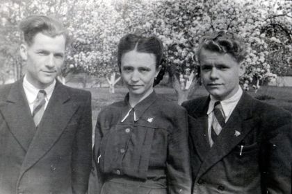 На фото слева Манолий Васильевич, с женой и родным братом Иваном Васильевичем