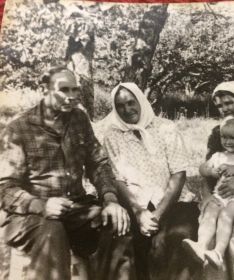 Семейное фото с бабушкой Прасковьей