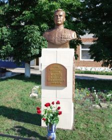 Бюст Герою Советского союза на его Родине