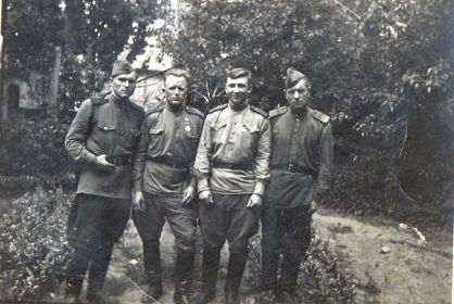 В день победы над Германией. Стоят друзья по фронту. 9 мая 1945 года