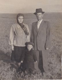 Дедушка  с женой и сыном,1953 г