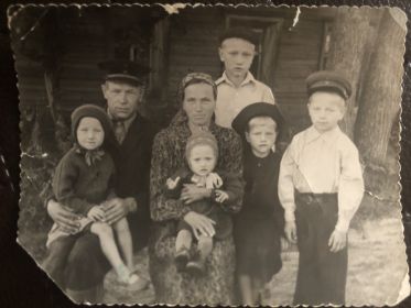 Семья Петра Васильевича в послевоенные годы (нет на фото одного сына)