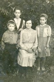 Жена прадеда (прабабушка) с их детьми: Геннадий, Альбина, Вера(моя бабушка)