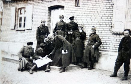 Четвериков И.И. (стоит 2й слева) на Наревском плацдарме в декабре 1944 г.