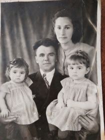 Баканов Степан Иванович с супругой и 2 дочерями