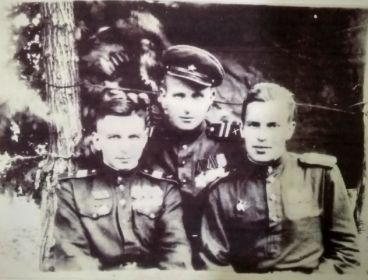 На фото военных лет с боевыми товарищами (Авилов П.А. в центре)
