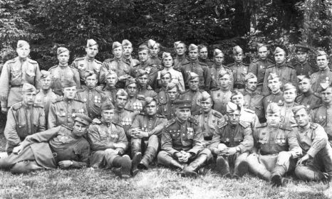 Развед рота. Константин Романович в центре слева от командира роты - старшего лейтенанта.