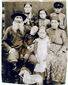 семья Серебренниковых перед высылкой из Куячи в 1931 году, Анисим в центре заднего ряда