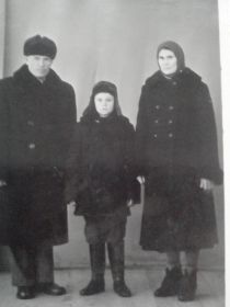 Семейное фото Алексея Тимофеевича с младшим сыном Василием и супругой Елизаветой Александровной.