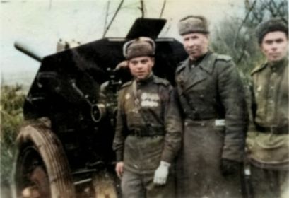гв. ст. сержант Солостин Тимофей Семенович со своей 122-мм гаубицей М-30