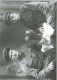 Красичков Василий Матвеевич (справа) и командир отделения Опонасенко Виктор. Снимались 30 октября 1939 года.
