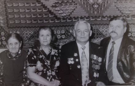 Сергей Вячеславович Гусельников с сыном Валерием, женой Маргаритой и тёщей Елизаветой Васильевной