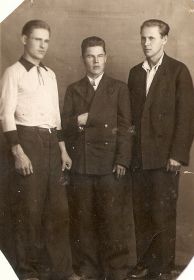 Курсов Сергей Николаевич(на фото справа) с братьями Андреем (слева) и Константином (в центре)