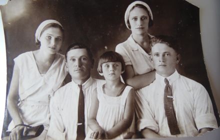 Василий Кузьмич и Мария Сергеевна Шелковы (крайние справа) с родными