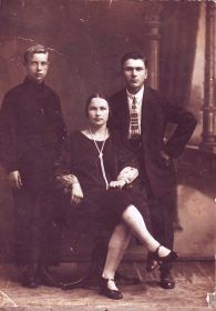 Серов Алексей Капитонович с женой Евдокией Анисимовной и ее братом Василием