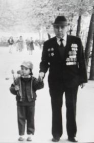 Мы с дедушкой идем на Парад Победы - 09.05.1990 г.