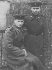 Пешков Федор Ильич (слева)