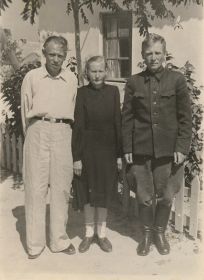 Братья Бураковы Анатолий и Пётр и сестра Клавдия после войны. Встреча в Парутино, под Николаевом.