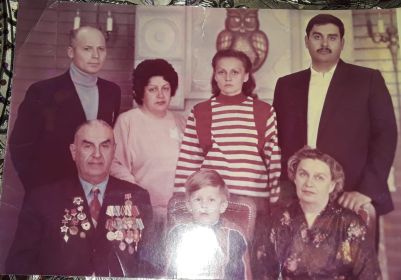 Махти с семьёй