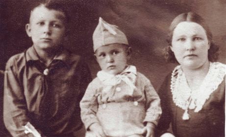 Жена Евдокия Анисимовна с сыновьями Виктором и Анатолием