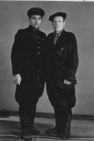 Щербаков Алексей Никитович слева