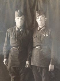 Военные годы, дед справа