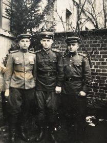 Польша 1946 год, на обороте фото надпись рукой самого ветерана (крайний справа).