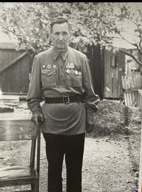 Пётр Иванович у себя дома после войны в орденах и медалях