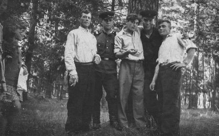 На фото Сигаев Иван Иванович, его зять Суятин Евгений Иванович,сын Александр Иванович, далее двое неизвестны