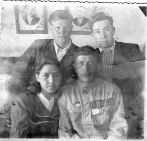 Послевоенное фото (слева внизу супруга –Матрёна Яковлевна)