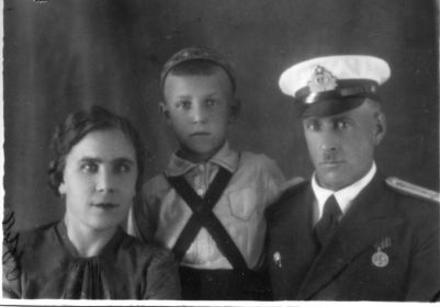 Александр Николаевич Новожилов с женой Екатериной Михайловной и сыном Игорем