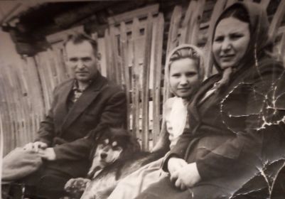 С женой Фёклой Ильиничной и младшей дочерью Ниной