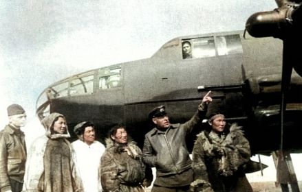Командир 2-го перегоночного авиаполка А.Г.Мельников показывает самолёт В-25 на аэродроме в Уэлькале. Алсиб, 1942-1945