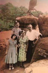 Иван Лазаревич со своей семьёй (жена - Дарья, две дочери: Алла - снизу, Татьяна - наверху)